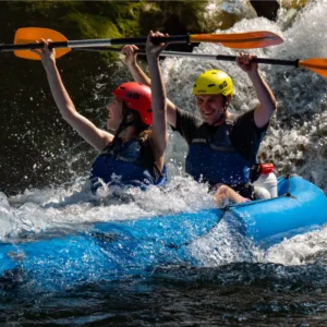 Dvije osobe u kajaku koje su se upravo spustile niz slap na rijeci Mrežnici