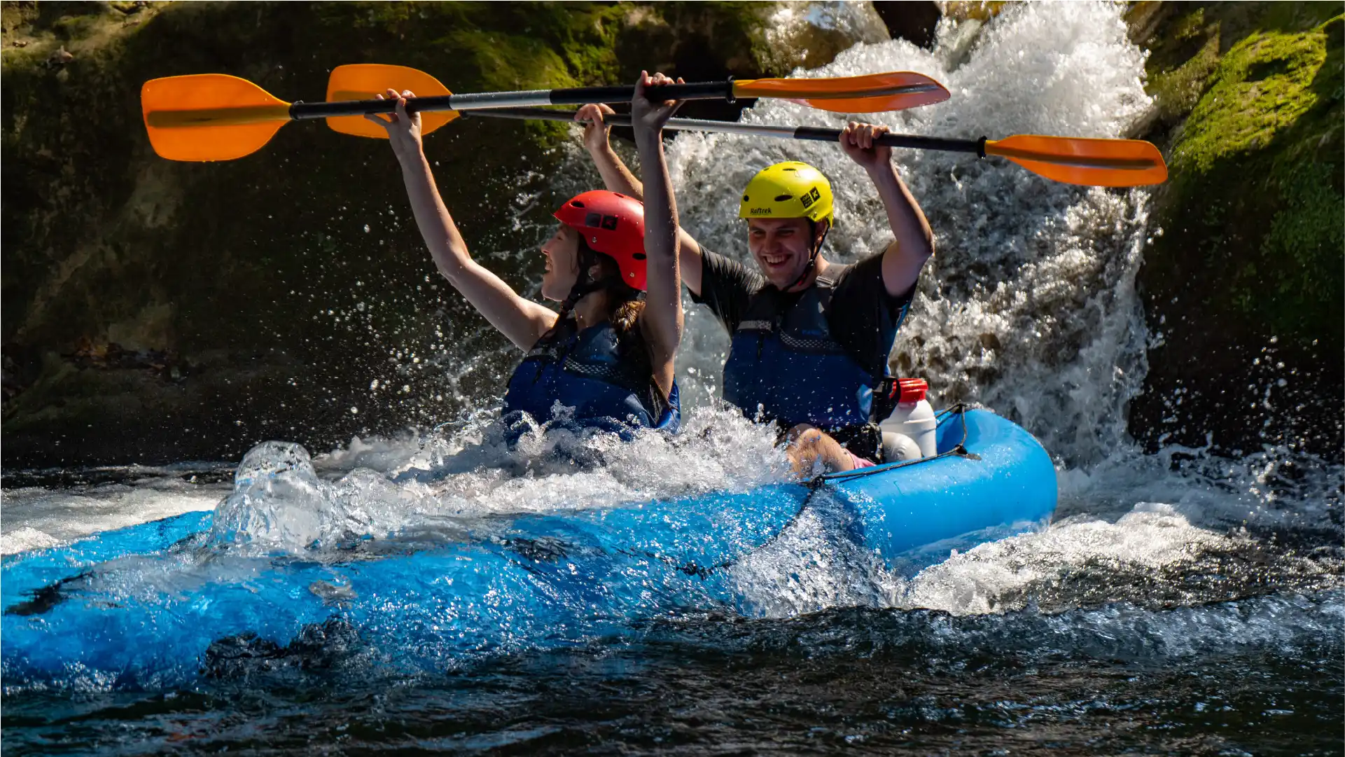 Dvije osobe u kajaku koje su se upravo spustile niz slap na rijeci Mrežnici