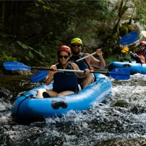 Grupa ljudi u kajacima koji idu niz brzac na rijeci Mrežnici