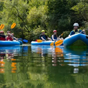 Grupa ljudi prate vodiča na rijeci Mrežnici