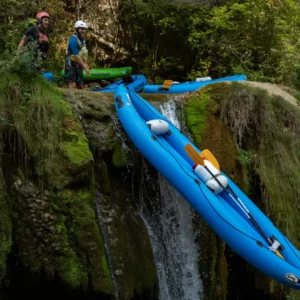 Vodič na rijeci bca kajake niz slap