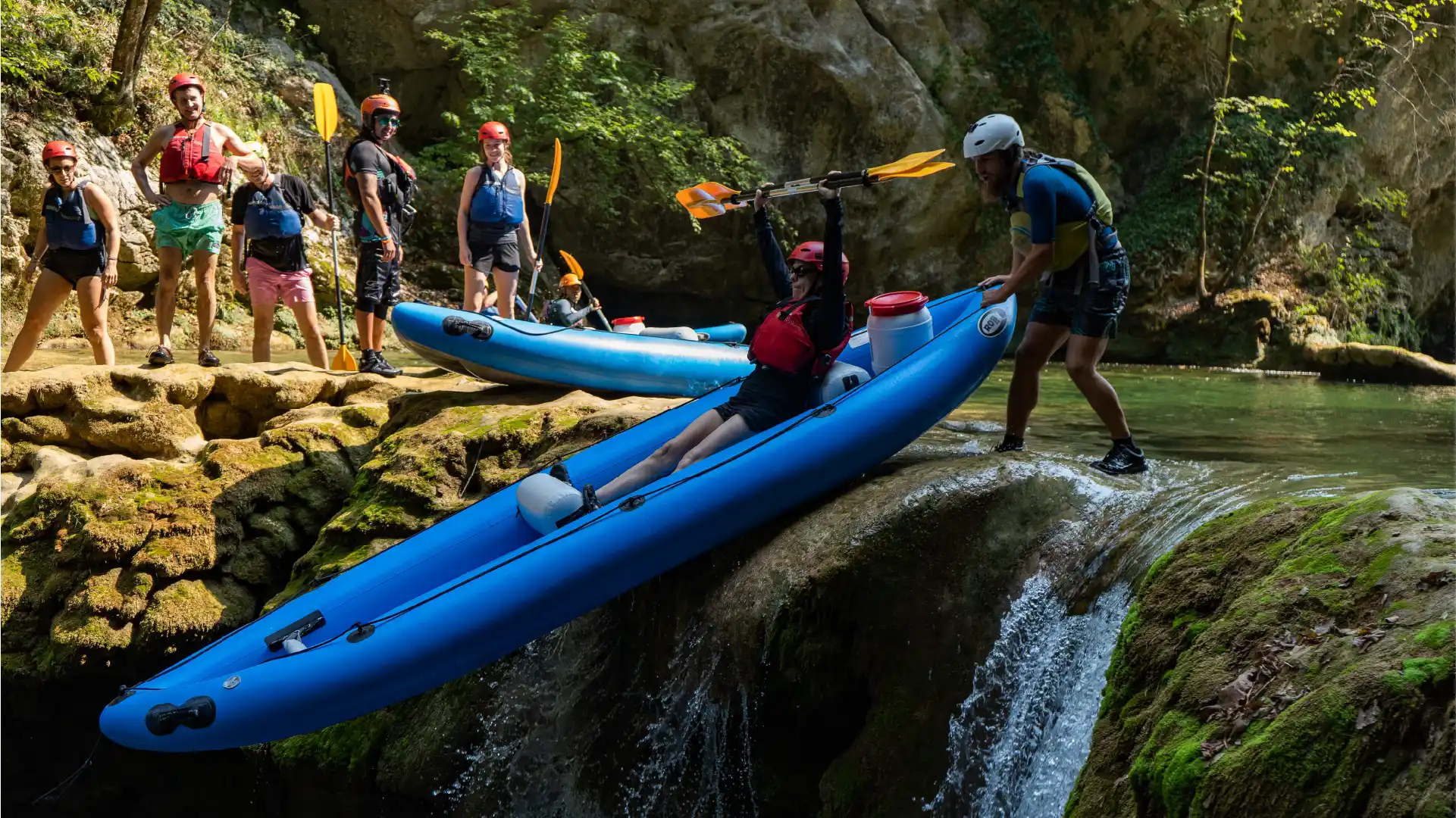 Vodič gura gosta niz slap u kajaku na rijeci Mrežnici
