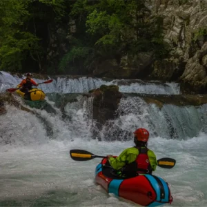 Osobe u packraft idu niz slap na Mrežnici