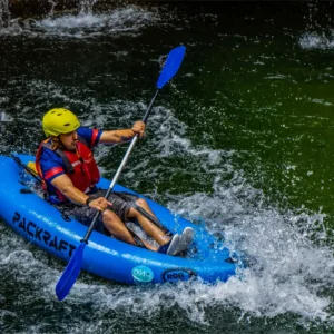 Osoba u packraft čamcu se spušta niz slap na Mrežnici