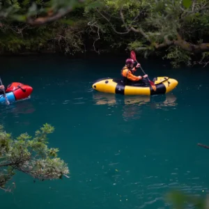 Osobe u packraft čamcima veslaju po rijeci Mrežnici