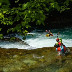 osoba u packraft čamcu se spušta niz slap na rijeci Mrežnici