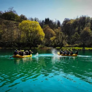 2 rafta i 2 grupe ljudi međusobno se špricaju vodom