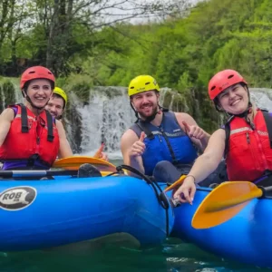 Dva kajaka i četiri osobe sa slapom u pozadini