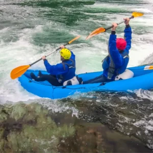 2 osobe u kajaku idu niz brzac na Mrežnici