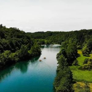 Dron slika rijeke Mrežnice i dva rafta