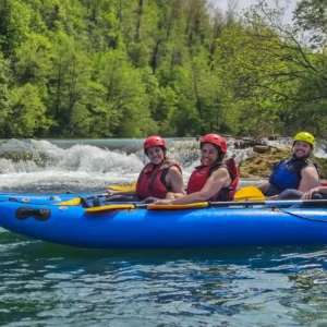 4 osobe i 2 kajaka sa slapom u pozadini na rijeci Mrežnici