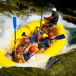 Grupa ljudi u raftu ide niz brzac na rijeci Uni