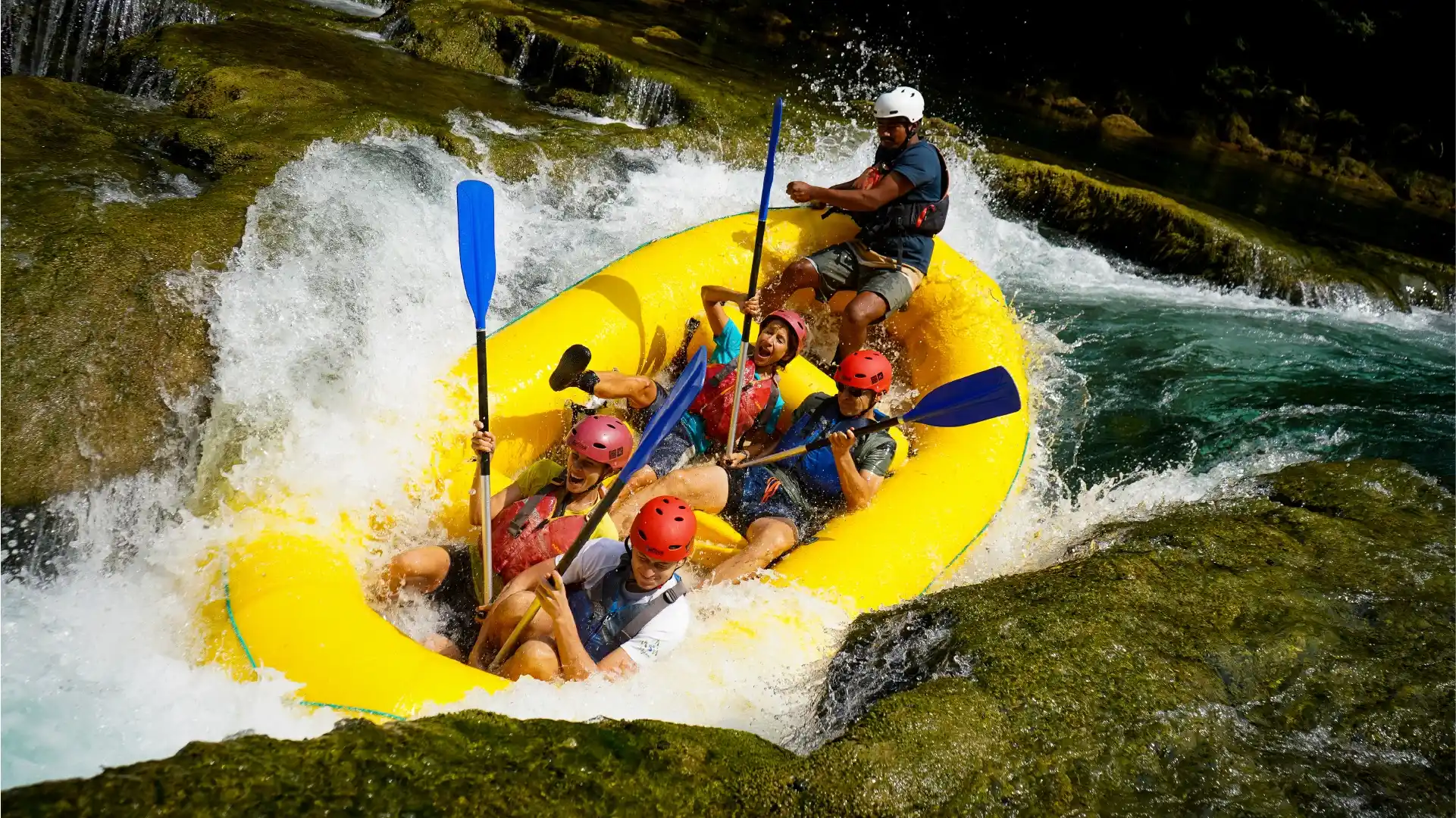 Grupa ljudi u raftu ide niz brzac na rijeci Uni