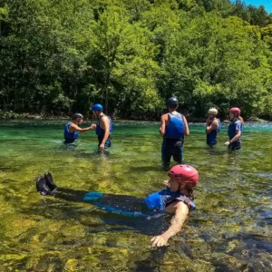 Ljudi se kupaju u Uni na pauzi