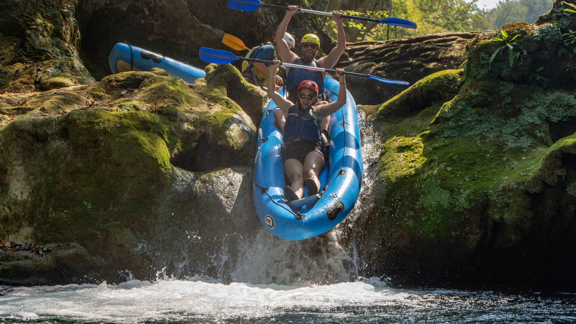 Par u kajaku na slapu u kanjonu Mrežnice